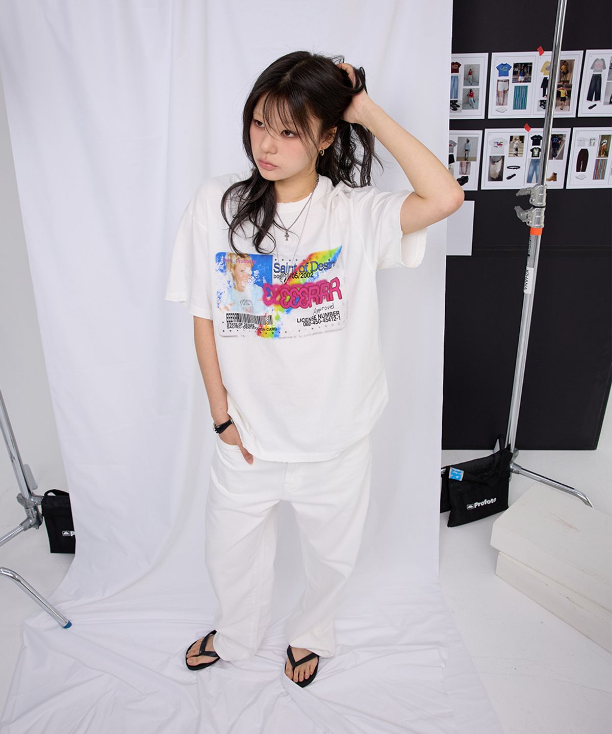 이이이알알알(EEERRR) Saint licence artwork over-crop fit damaged T-shirt (White)