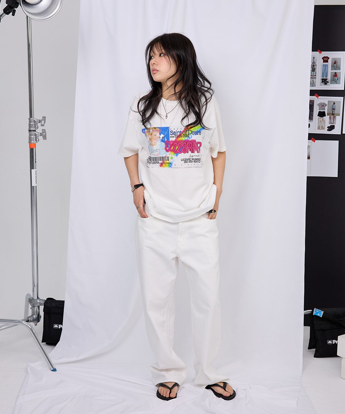이이이알알알(EEERRR) Saint licence artwork over-crop fit damaged T-shirt (White)