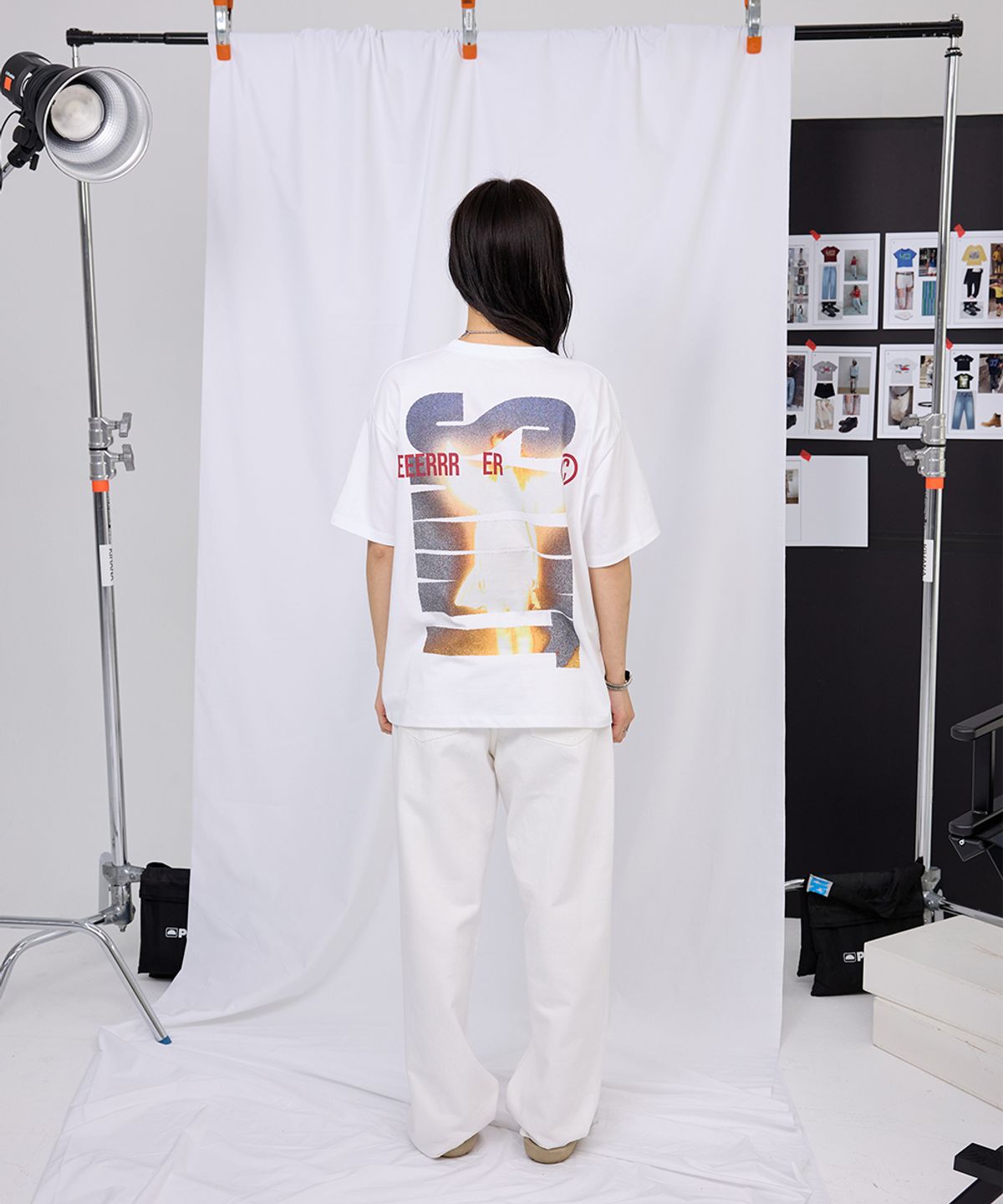 이이이알알알(EEERRR) Big saint logo over-crop fit t-shirt (White)