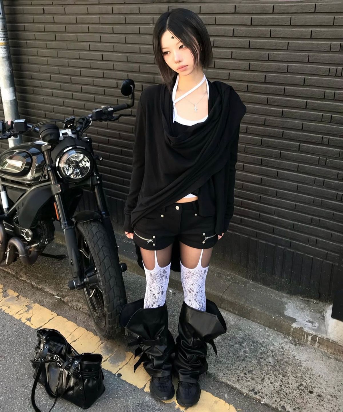 이네기(INEGI) Angled Seam Zip Shorts (black)