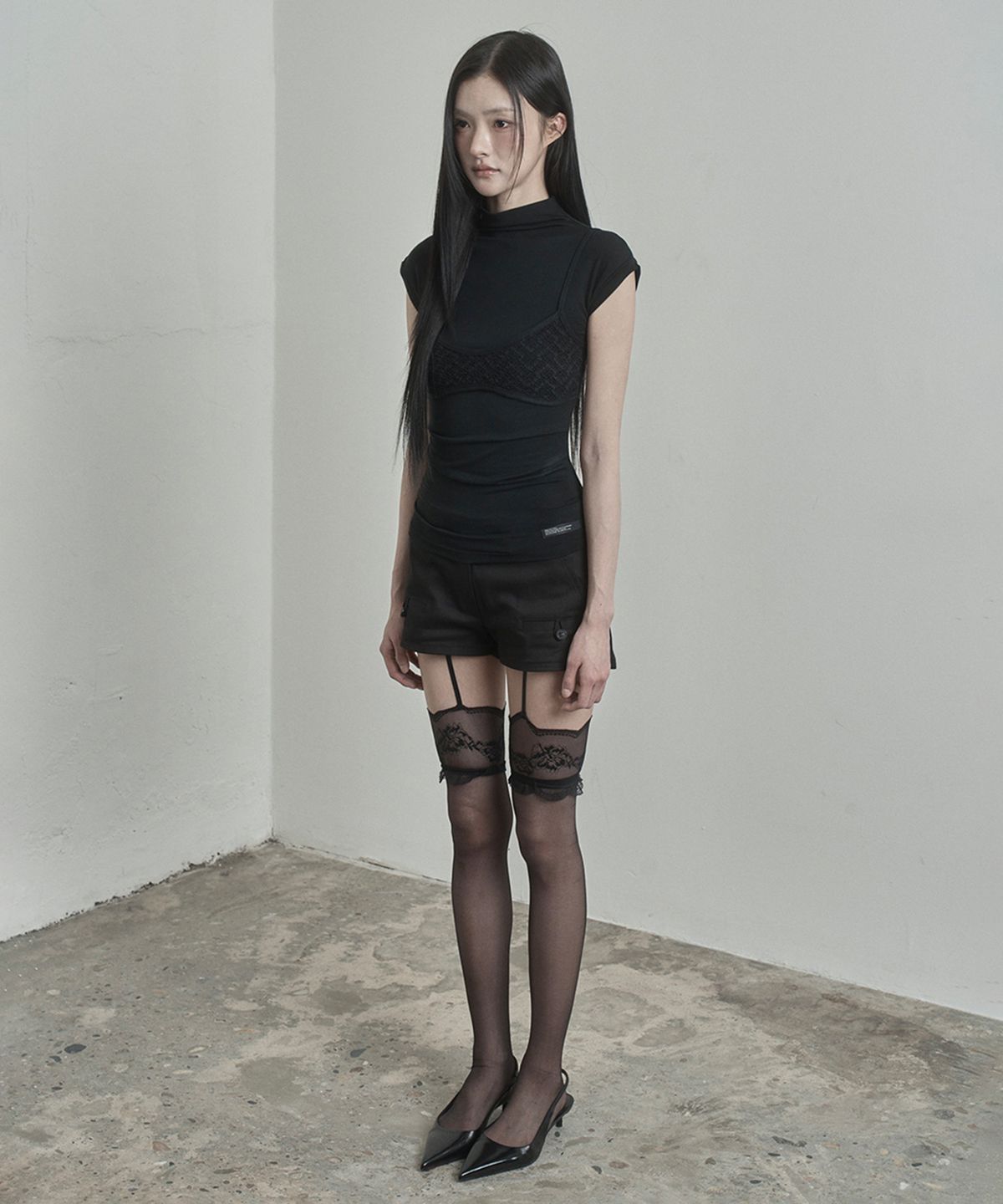 이네기(INEGI) Lace Bustier Half Neck Top (black)