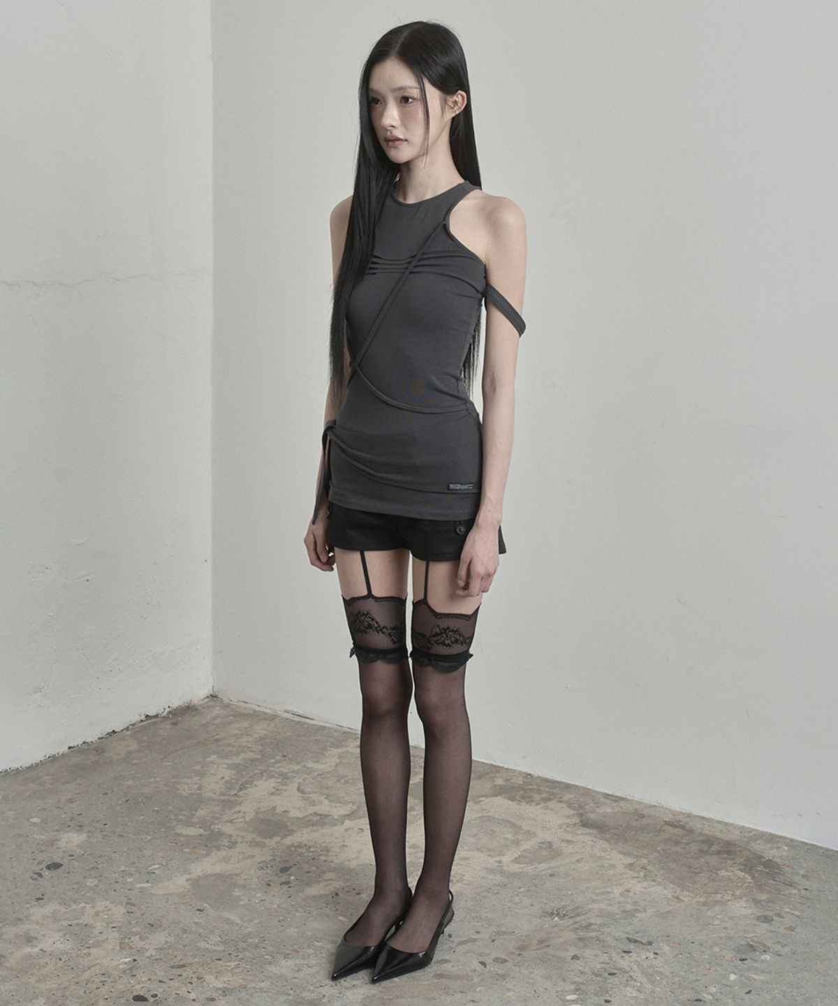 이네기(INEGI) Contour Cross Strap Top (charcoal)