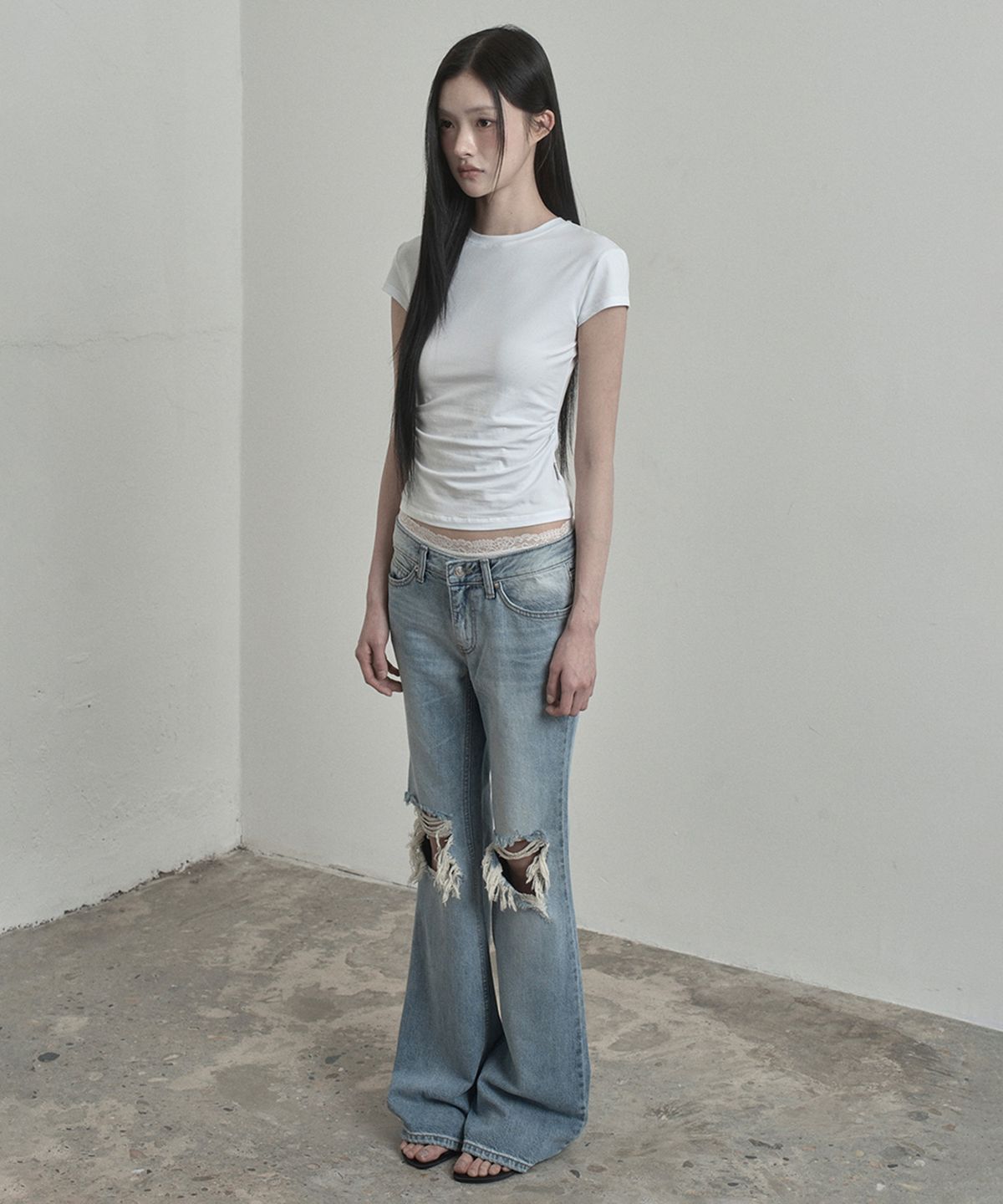 이네기(INEGI) Pray Distressed Bootcut Jeans (blue)