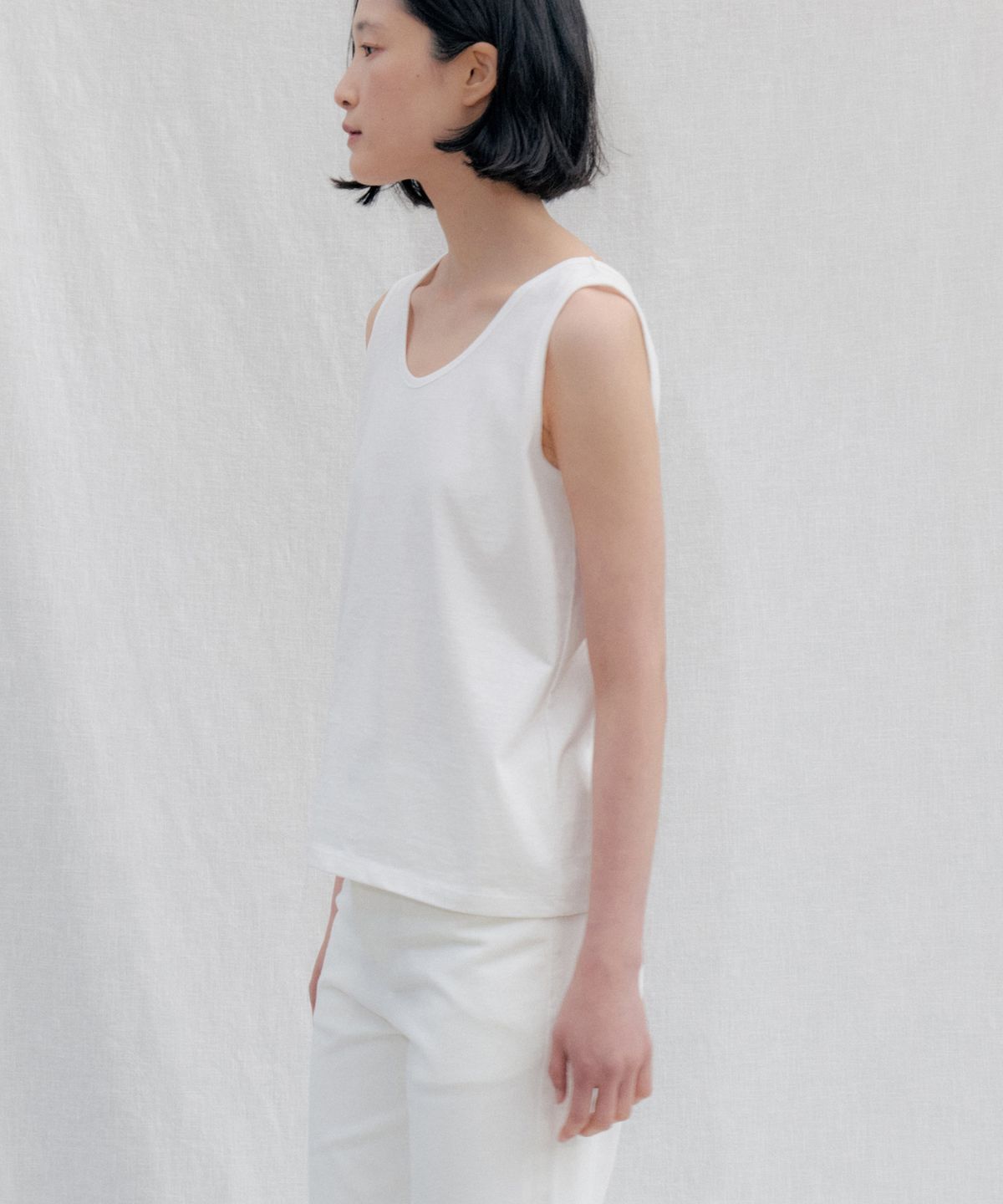 스텝어라운드(STEP AROUND) Boxy Fit Cotton Sleeveless Tee_WHITE