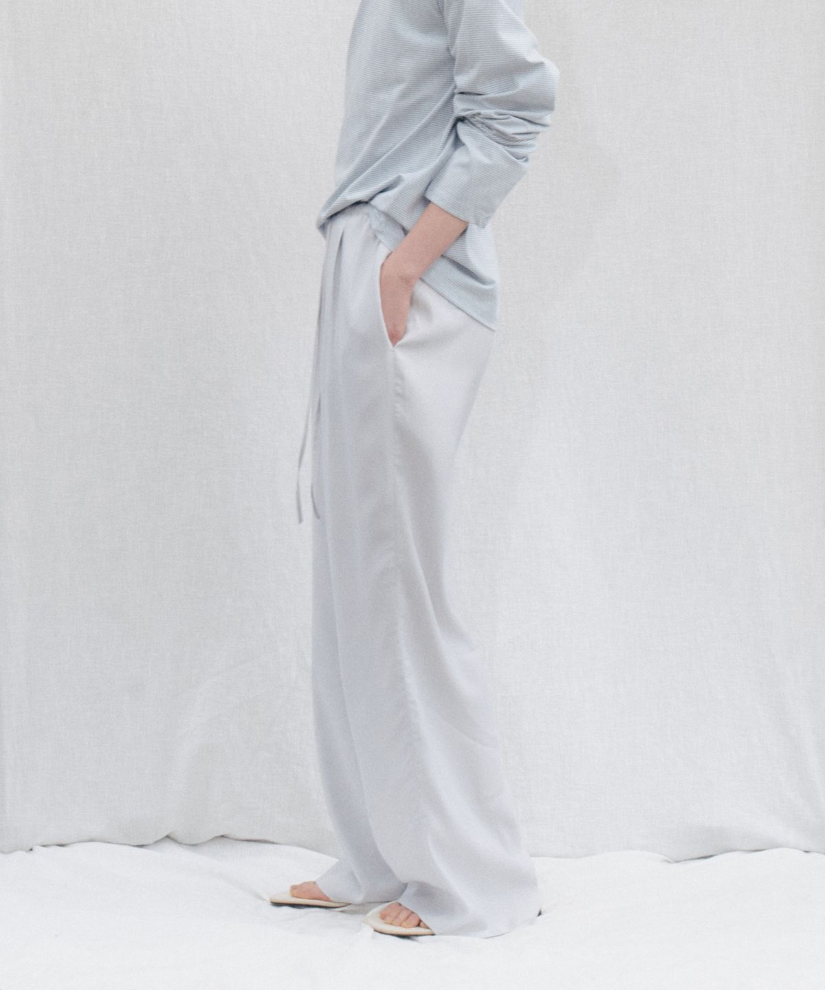 스텝어라운드(STEP AROUND) Silky Pajama Tuck Pants_GRAYSH BLUE