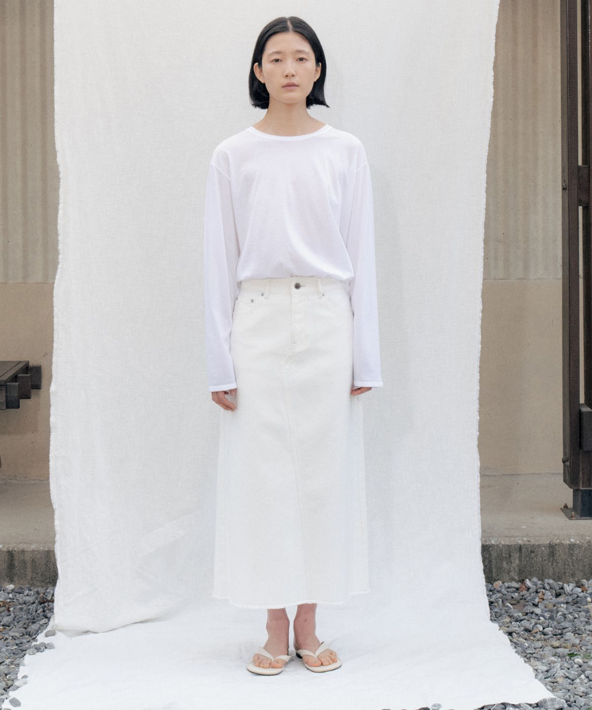 스텝어라운드(STEP AROUND) Edge Cutting Denim Skirt_WHITE