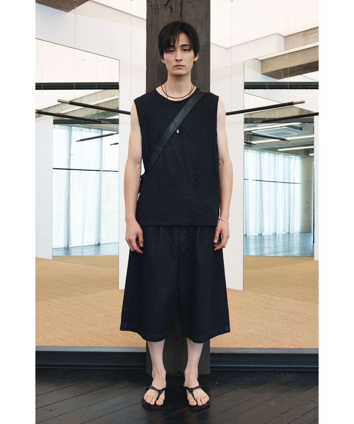 유스(YOUTH) Creased Cut-off Sleeveless - Black