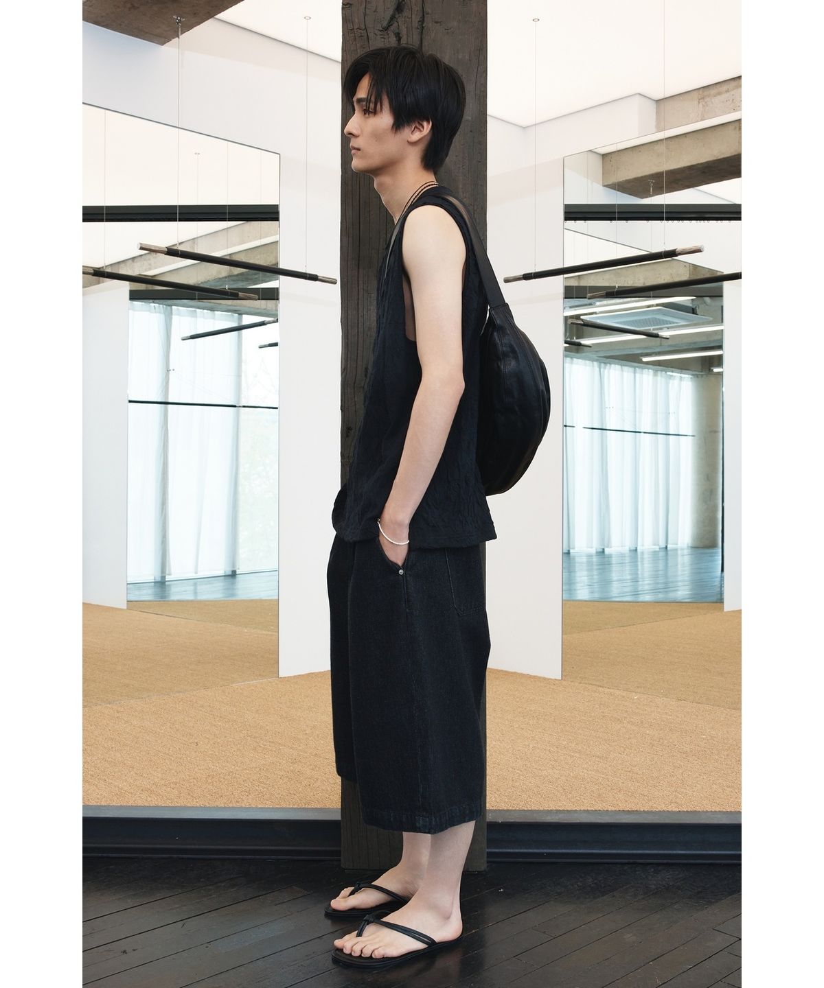 유스(YOUTH) Creased Cut-off Sleeveless - Black