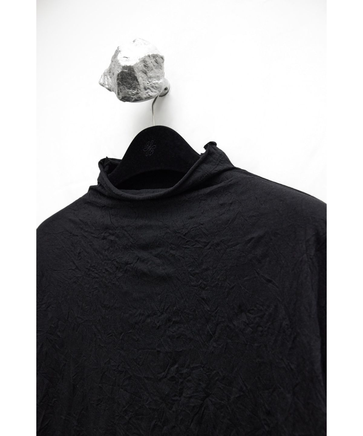 유스(YOUTH) Creased Mock-neck H/S T-shirt - Black