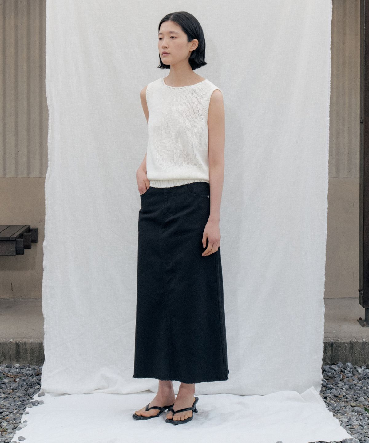 스텝어라운드(STEP AROUND) Edge Cutting Denim Skirt_BLACK
