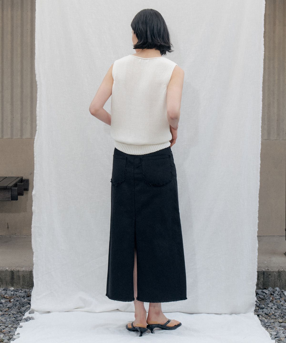 스텝어라운드(STEP AROUND) Edge Cutting Denim Skirt_BLACK
