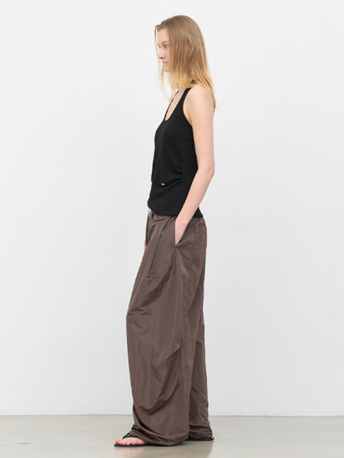 아틀리에 나인(ATELIER NAIN) YU TUCK CURVED BANDING NYLON PANTS (PT-5798)