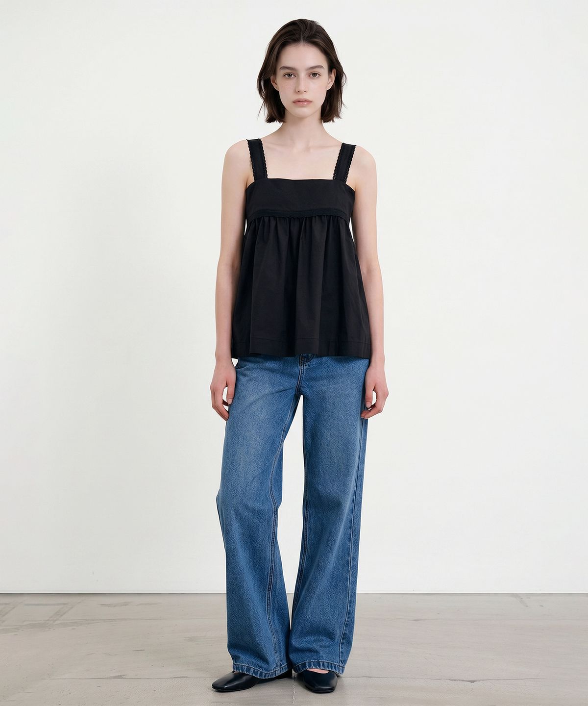 룩캐스트(LOOKAST) 조이 코튼 레이스 슬리브리스 블라우스_블랙 / JOY COTTON LACE SLEEVELESS BLOUSE_BLACK