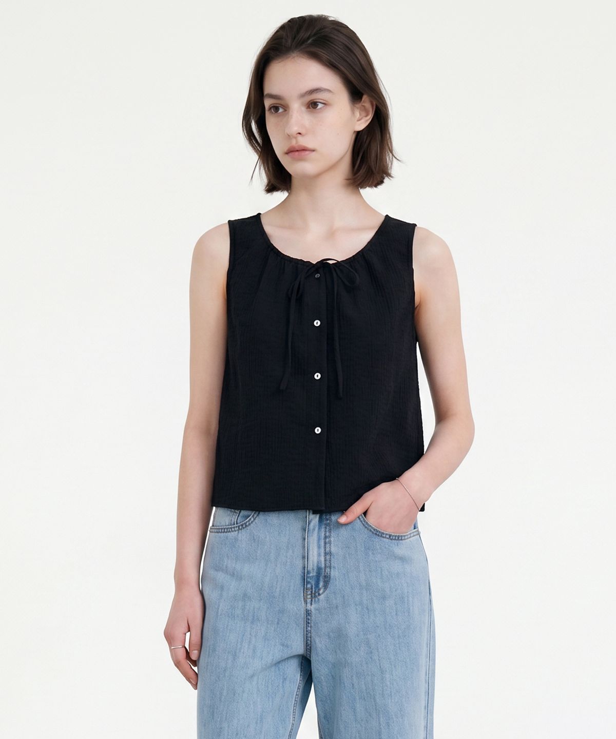 룩캐스트(LOOKAST) 보아 소프트 패턴 셔링 슬리브리스 블라우스 / BOA SOFT PATTERN SHIRRING SLEEVELESS BLOUSE_2colors