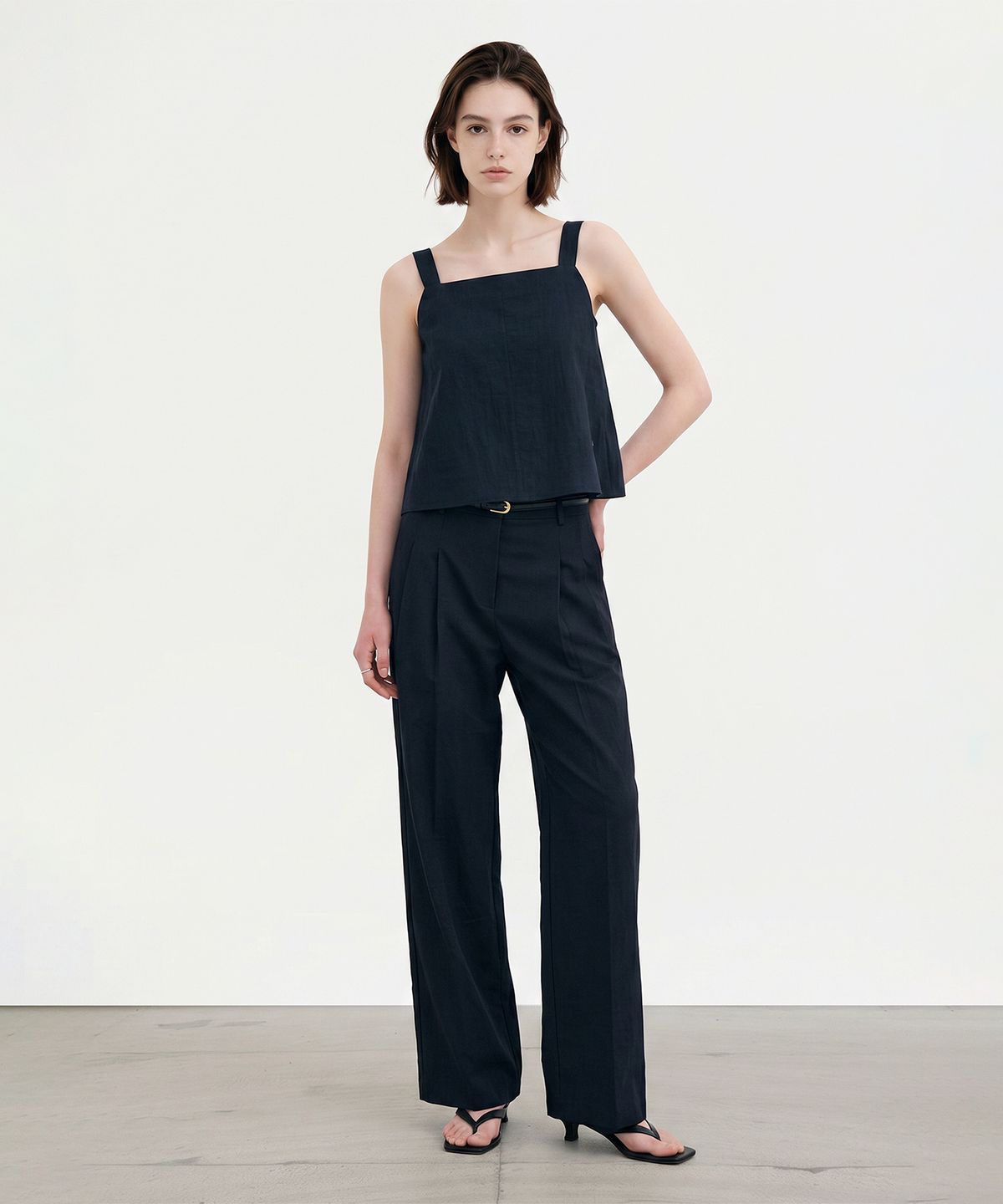 룩캐스트(LOOKAST) 미렐르 턱 디테일 슬리브리스 탑_네이비 / MIRELLE TUCKED SLEEVELESS TOP_NAVY