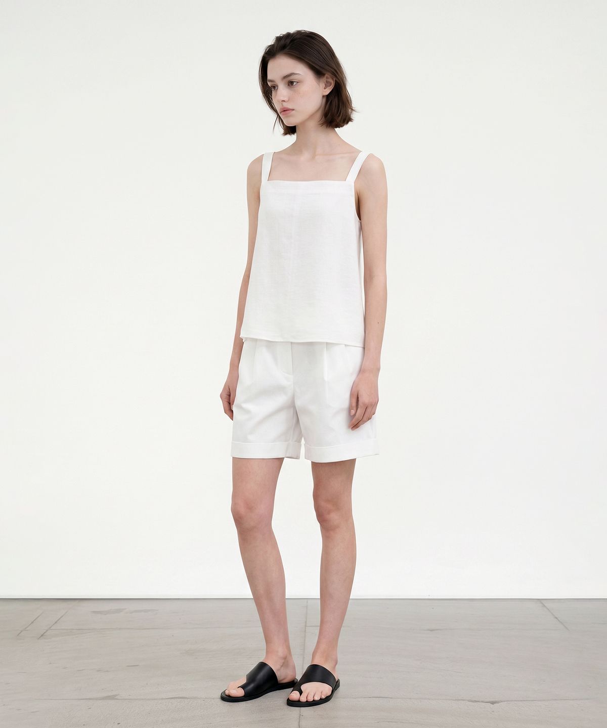 룩캐스트(LOOKAST) 미렐르 턱 디테일 슬리브리스 탑_아이보리 / MIRELLE TUCKED SLEEVELESS TOP_IVORY