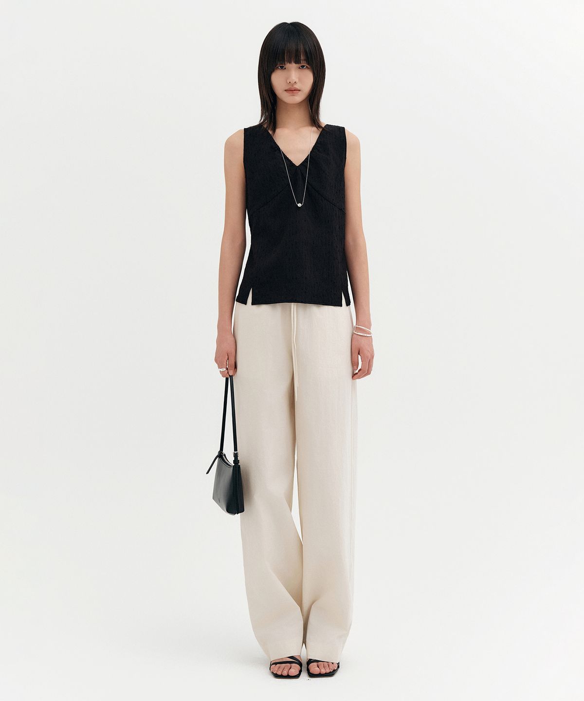 룩캐스트(LOOKAST) 루시 시어 브이넥 슬리브리스 블라우스_블랙 / LUCIE SHEER V-NECK SLEEVELESS BLOUSE_BLACK