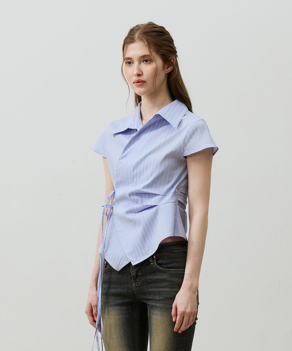 아리킴(ARIKIM) EVE STRIPE WRAP CAP SLEEVE SHIRT / SKY BLUE