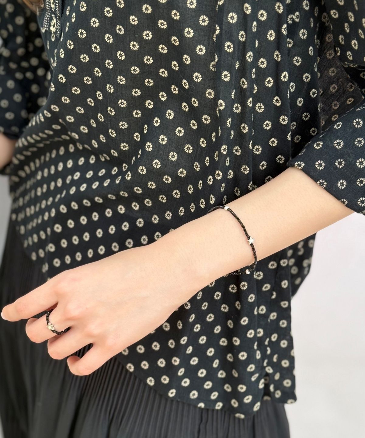 봉보(BONBEAU) Black spinel star charm Bracelet 천연원석 블랙스피넬 스타 참 담수진주 팔찌