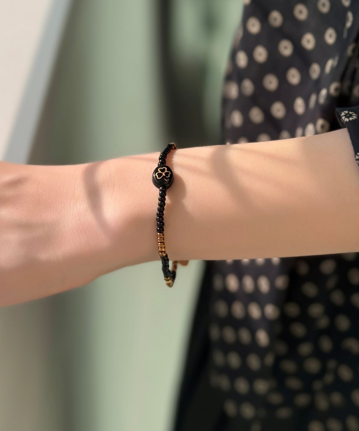 봉보(BONBEAU) Clover glass ball black beads Bracelet 클로버 글라스볼 스마일 참 블랙 비즈 팔찌