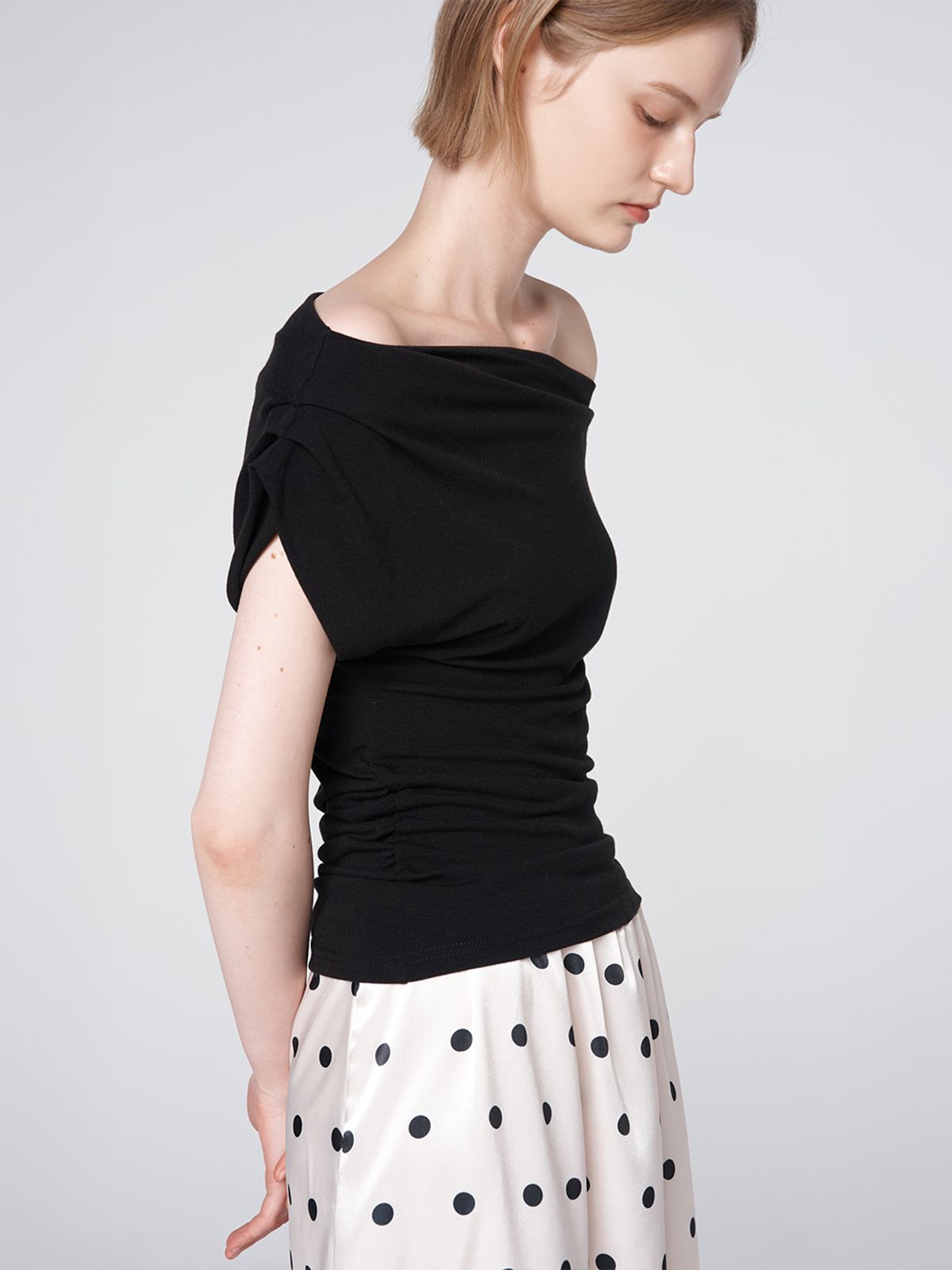 320쇼룸(320SHOWROOM) Drape Off-Shoulder Slim Fit Top Black