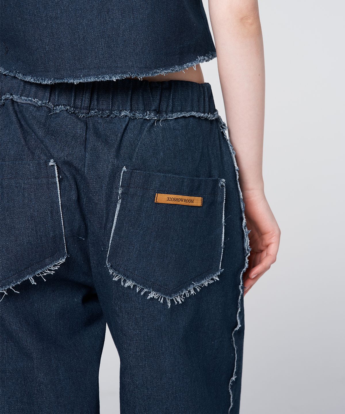 320쇼룸(320SHOWROOM) Diagonal Slit Cut-Off Denim Pants Deep blue
