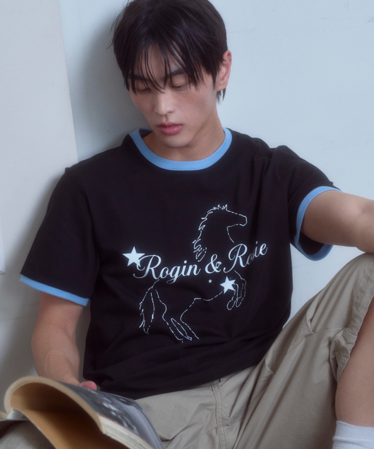 로긴 앤 로지(ROGIN N ROSIE) [Unisex] RnR Lettering horse Point Ringer T-shirt Black-Blue Medium