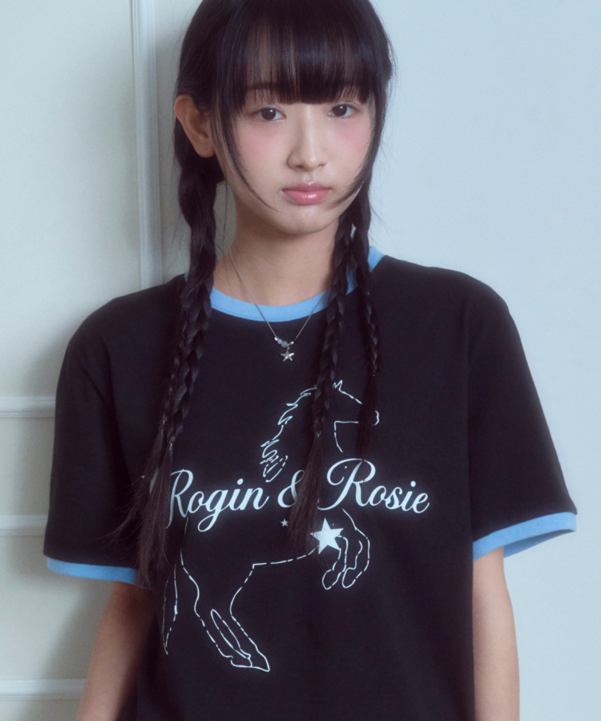 로긴 앤 로지(ROGIN N ROSIE) [Unisex] RnR Lettering horse Point Ringer T-shirt Black-Blue Medium