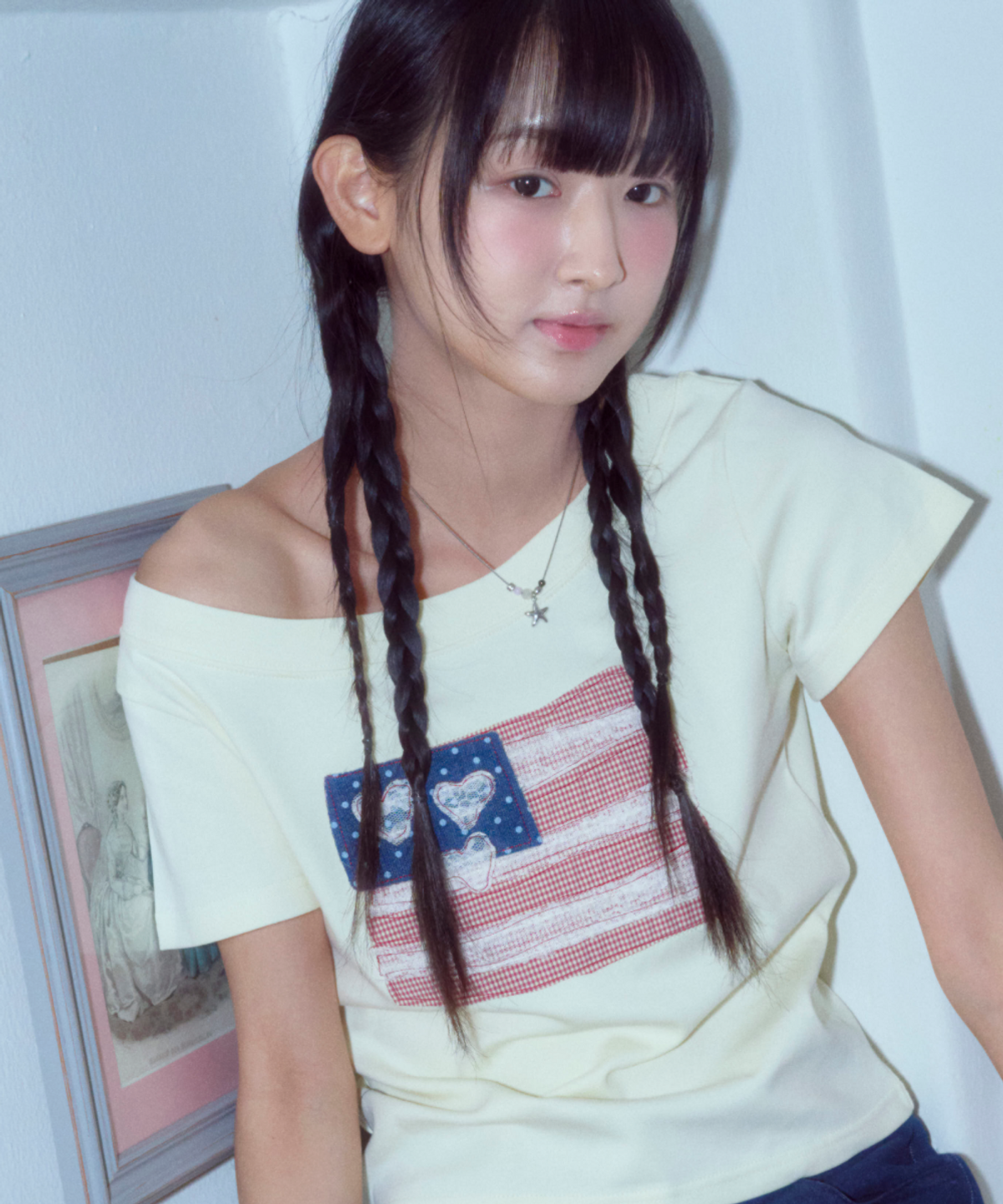 로긴 앤 로지(ROGIN N ROSIE) USA banner lace one shoulder T-shirt Cream