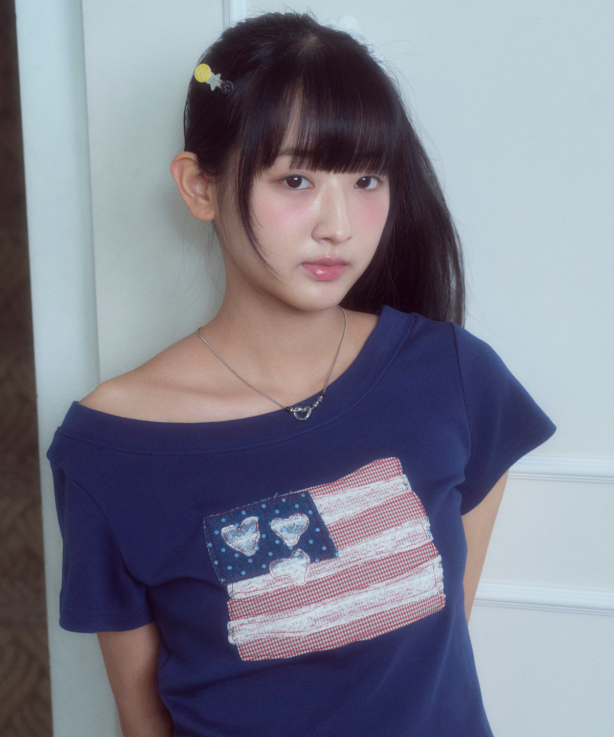 로긴 앤 로지(ROGIN N ROSIE) USA banner lace one shoulder T-shirt Navy
