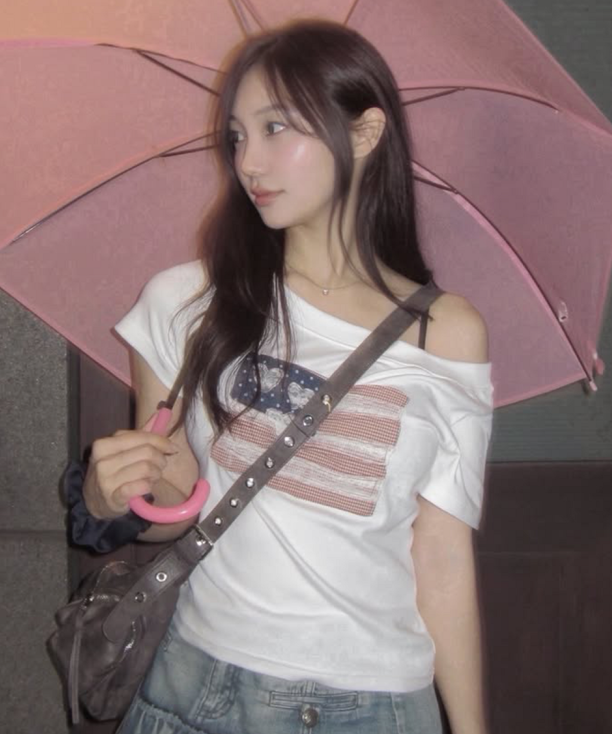 로긴 앤 로지(ROGIN N ROSIE) USA banner lace one shoulder T-shirt White