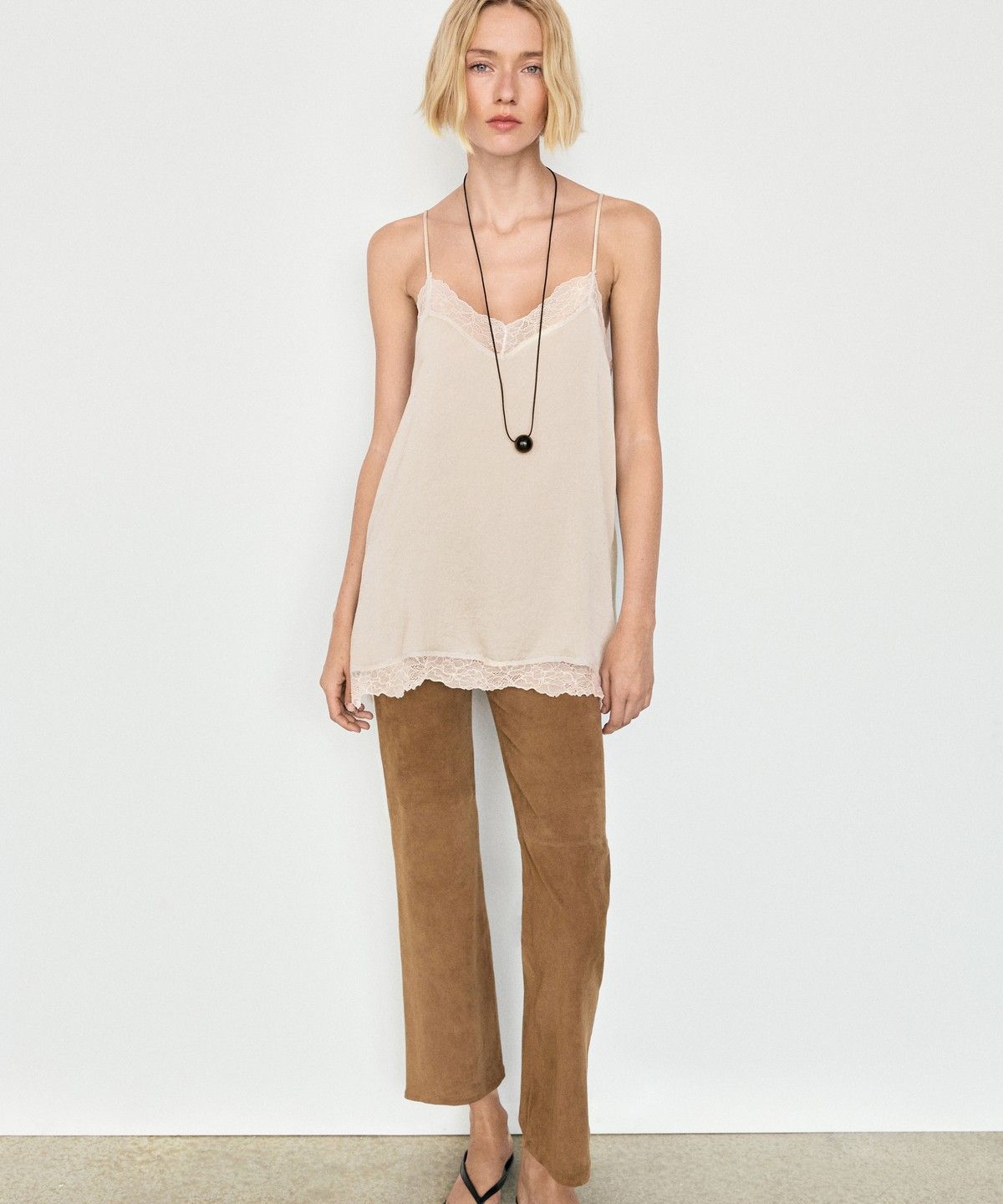 마시모두띠(MASSIMO DUTTI) 레이스 디테일 스트랩 탑