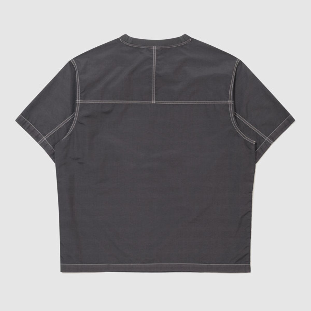 엄브로(UMBRO) 콘크리트 블룸 다잉 우븐 반팔 피스테 차콜 UR221CWT55