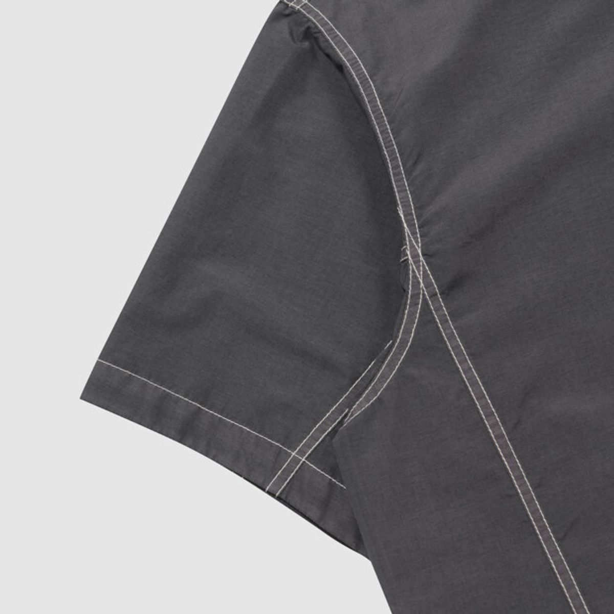 엄브로(UMBRO) 콘크리트 블룸 다잉 우븐 반팔 피스테 차콜 UR221CWT55
