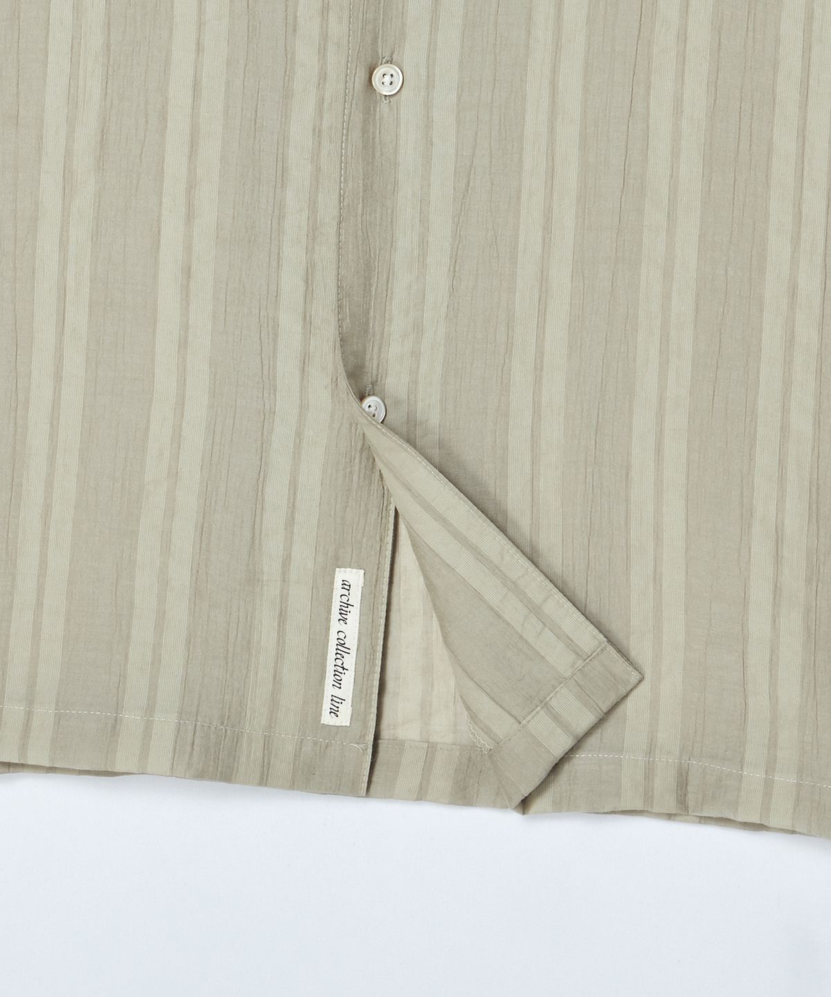 비욘드클로젯(BEYOND CLOSET) [COLLECTION LINE] 에어리 자카드 스트라이프 오픈 카라 반팔 셔츠 베이지