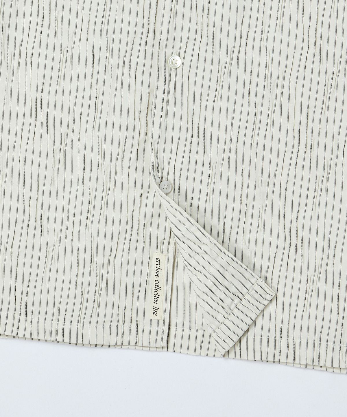 비욘드클로젯(BEYOND CLOSET) [COLLECTION LINE] 에어리 핸드 메이드 스트라이프 오픈 카라 반팔 셔츠 아이보리