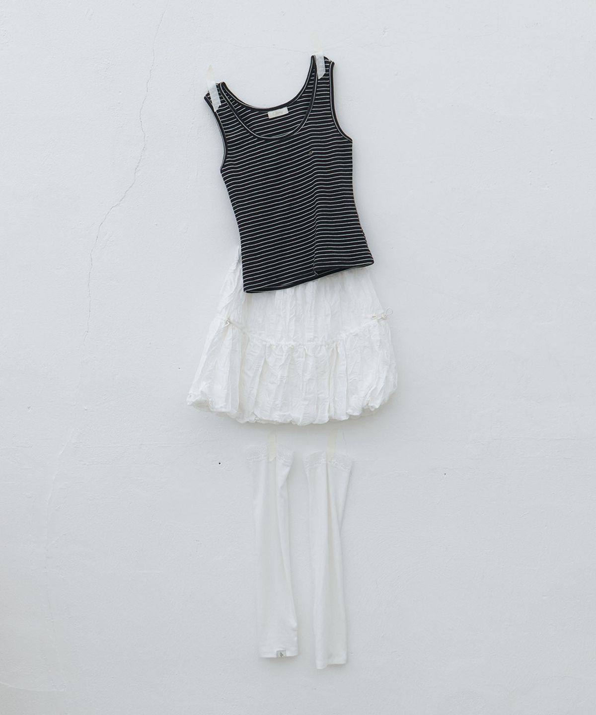 클루니(CLUNY) Quiet Texture Sleeveless Top - black