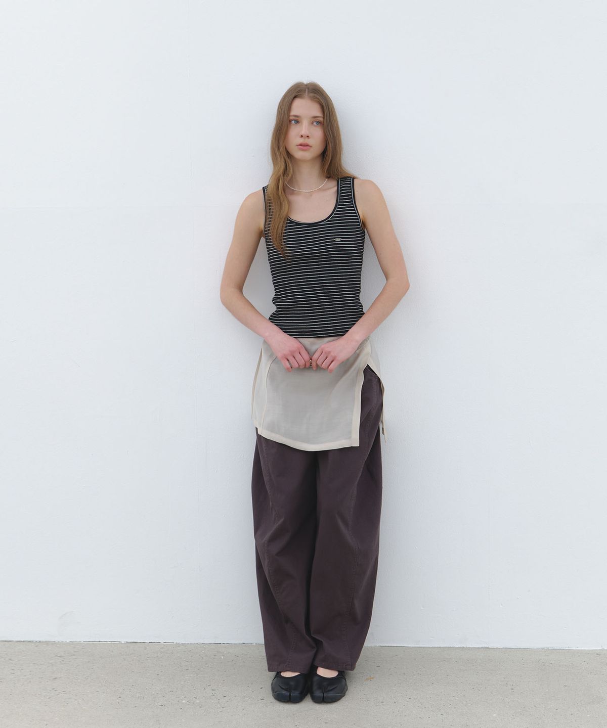 클루니(CLUNY) Quiet Texture Sleeveless Top - black