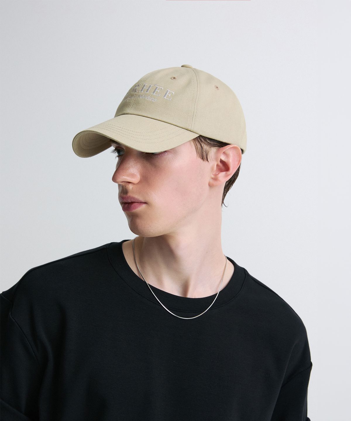 리이(RE RHEE) EMBROIDERED LOGO CAP SAND