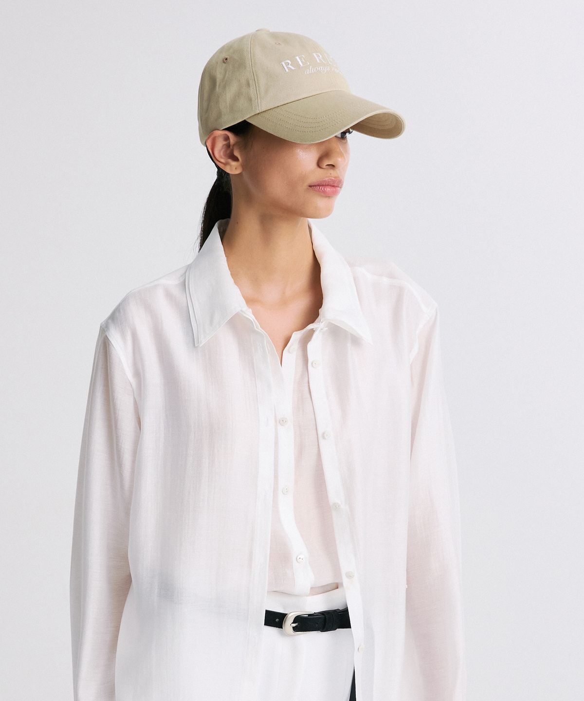 리이(RE RHEE) EMBROIDERED LOGO CAP SAND