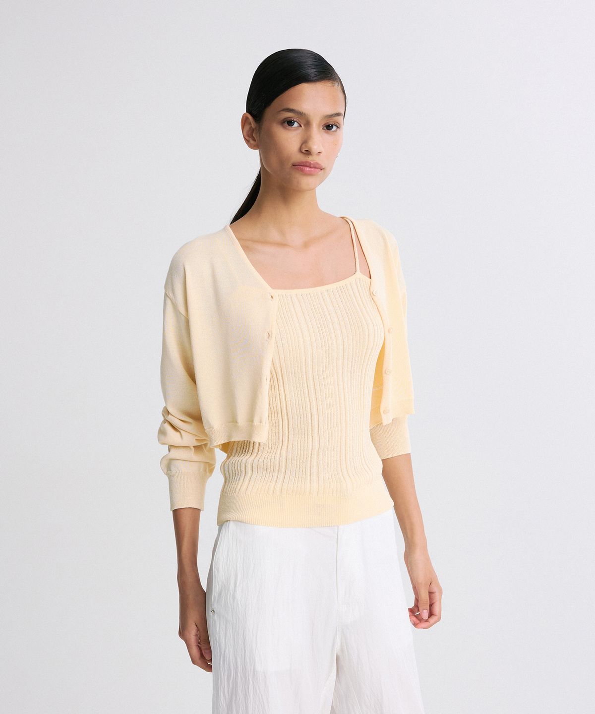 리이(RE RHEE) V-NECK CROPPED KNIT CARDIGAN VANILLA