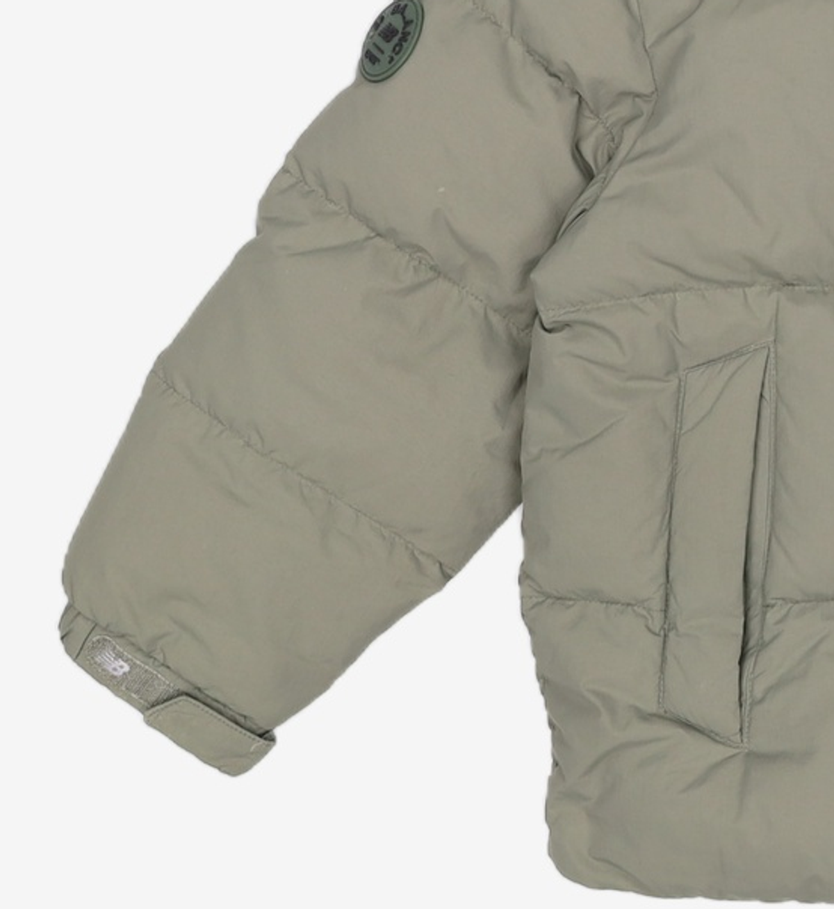 뉴발란스 키즈(NEWBALANCEKIDS) ESSENTIAL_베이직 숏다운 (구스) 아동 점퍼 NK9PE4102U 130