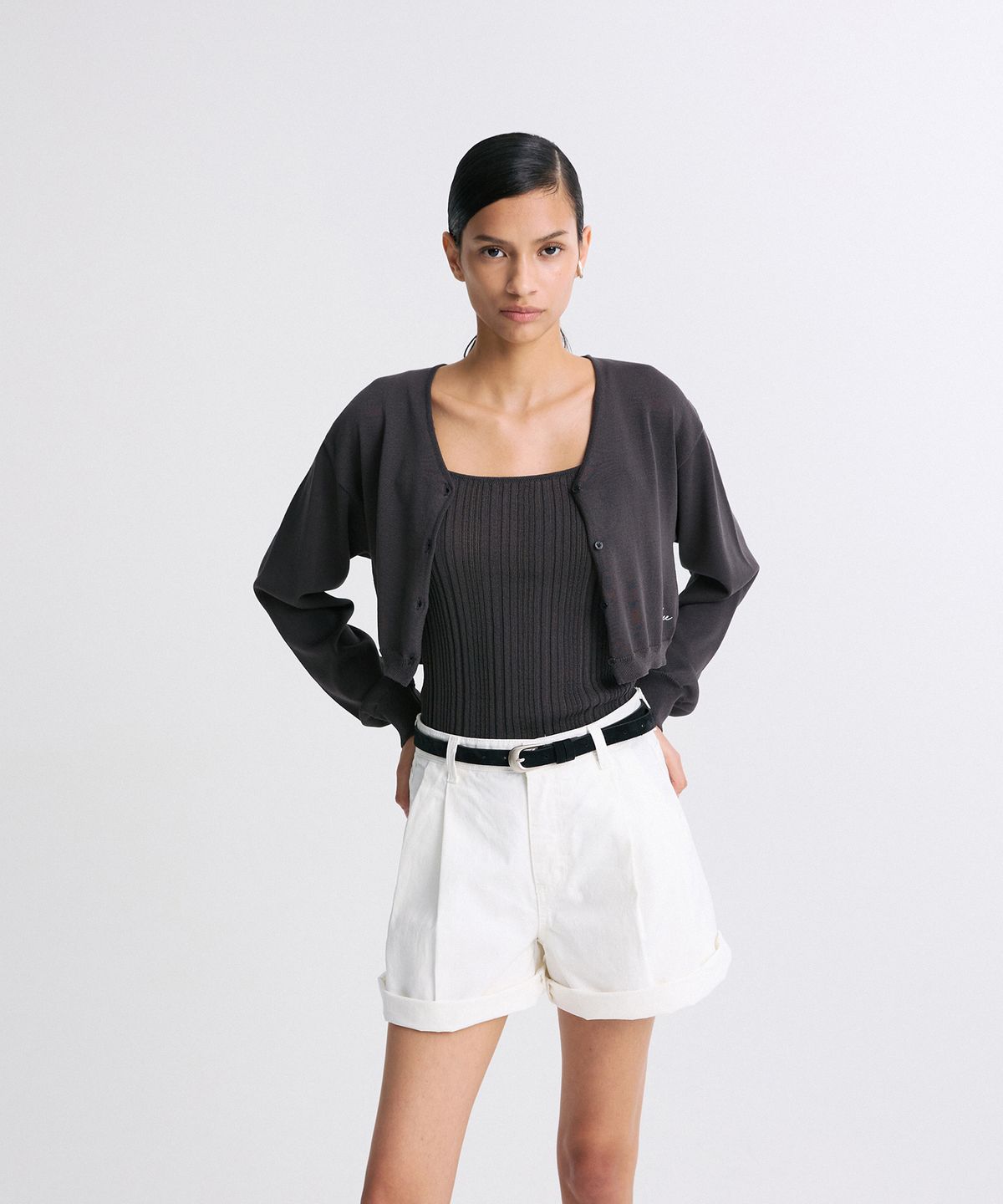 리이(RE RHEE) V-NECK CROPPED KNIT CARDIGAN CHARCOAL