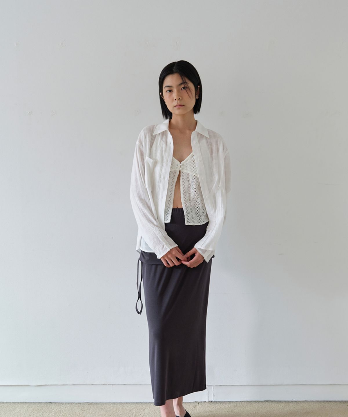 아위(AHWE) 시어 체크 비대칭 셔츠_화이트