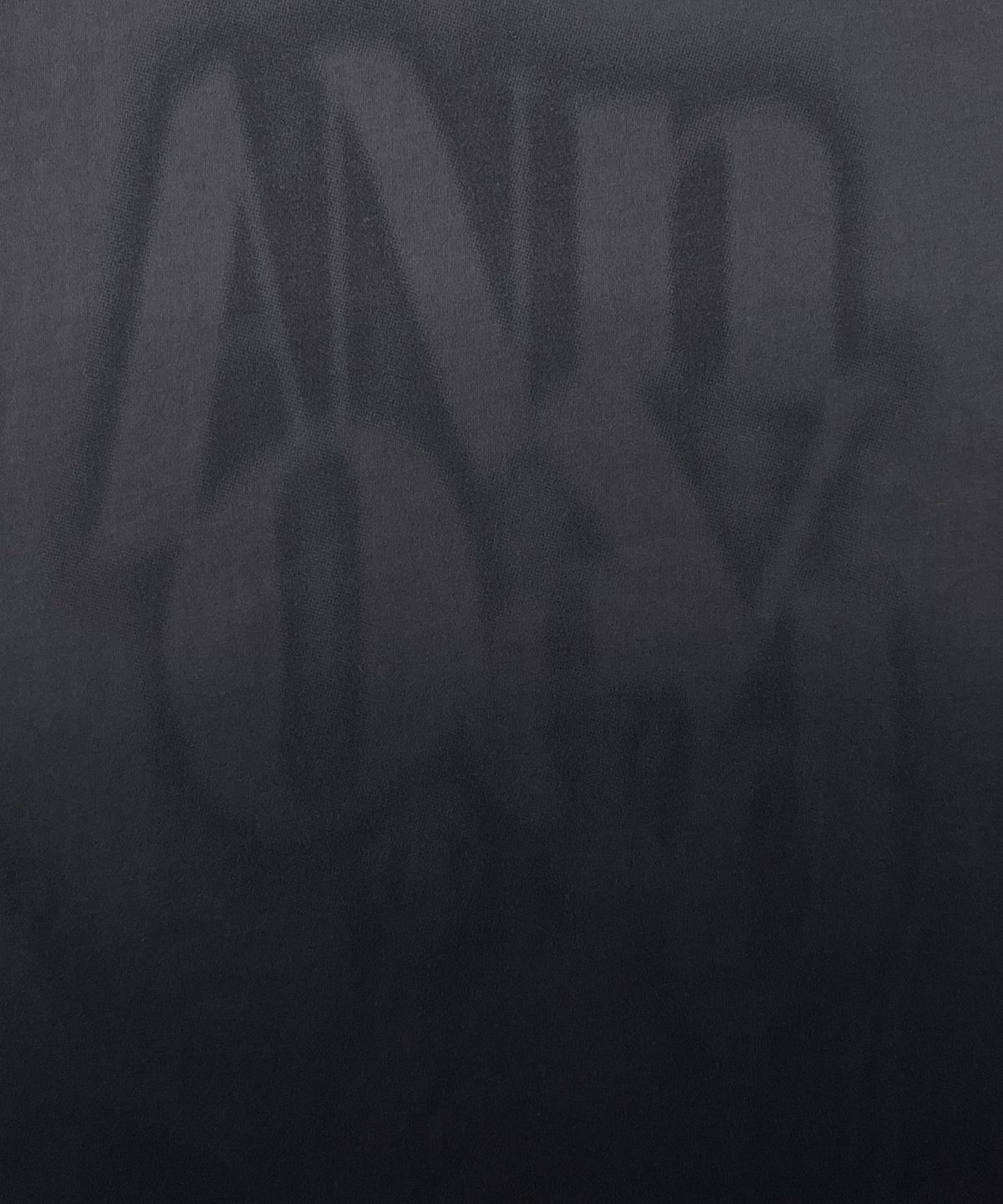 어노이드(ANNOYED) 워시드 그라디언트 타이포 반팔 LQ2TU310_BLACK