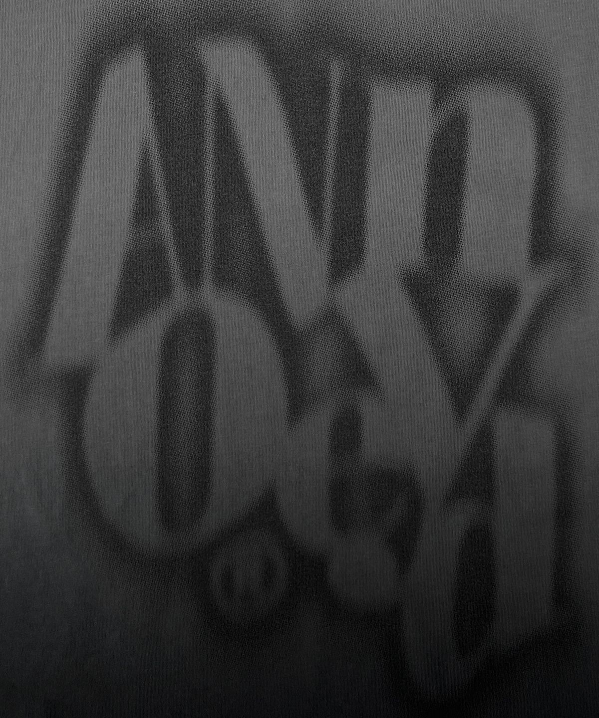 어노이드(ANNOYED) 워시드 그라디언트 타이포 반팔 LQ2TU310_CHARCOAL