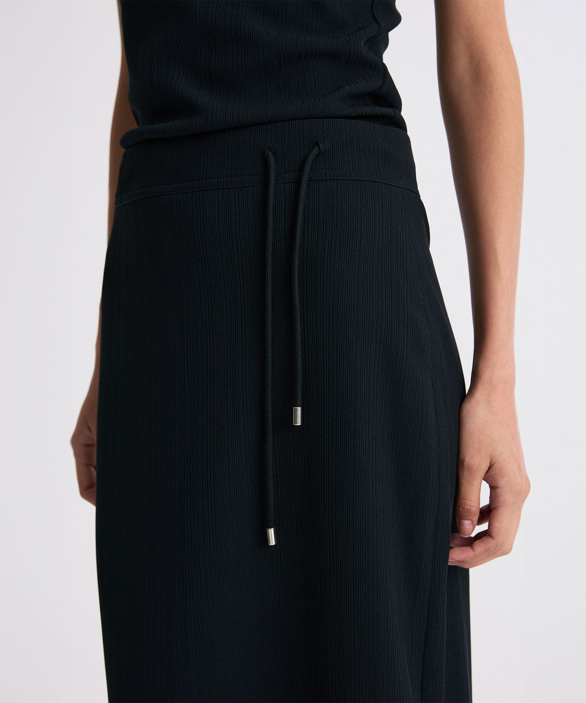 리이(RE RHEE) BACK-SLIT DRAWSTRING RIBBED SKIRT