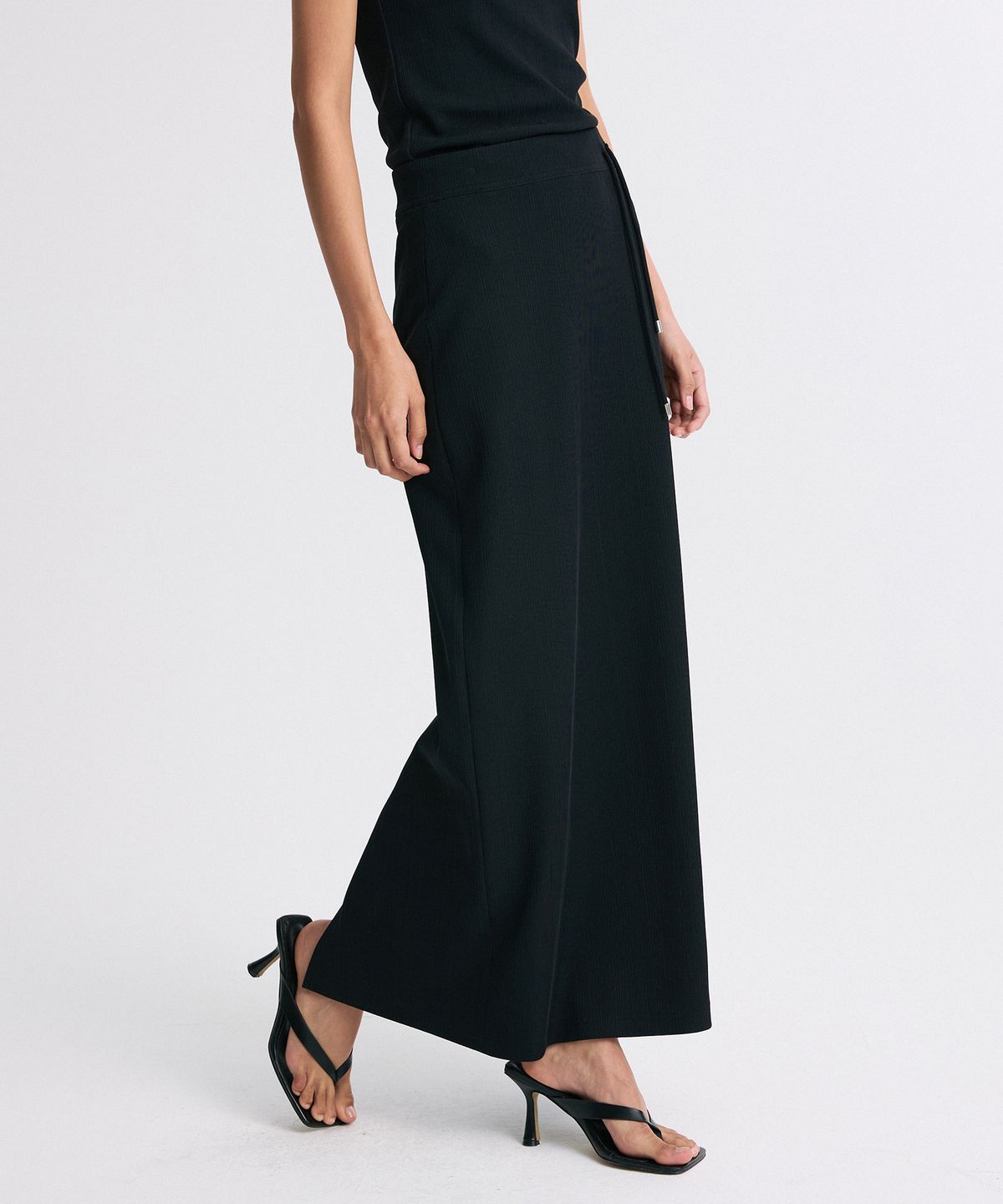 리이(RE RHEE) BACK-SLIT DRAWSTRING RIBBED SKIRT