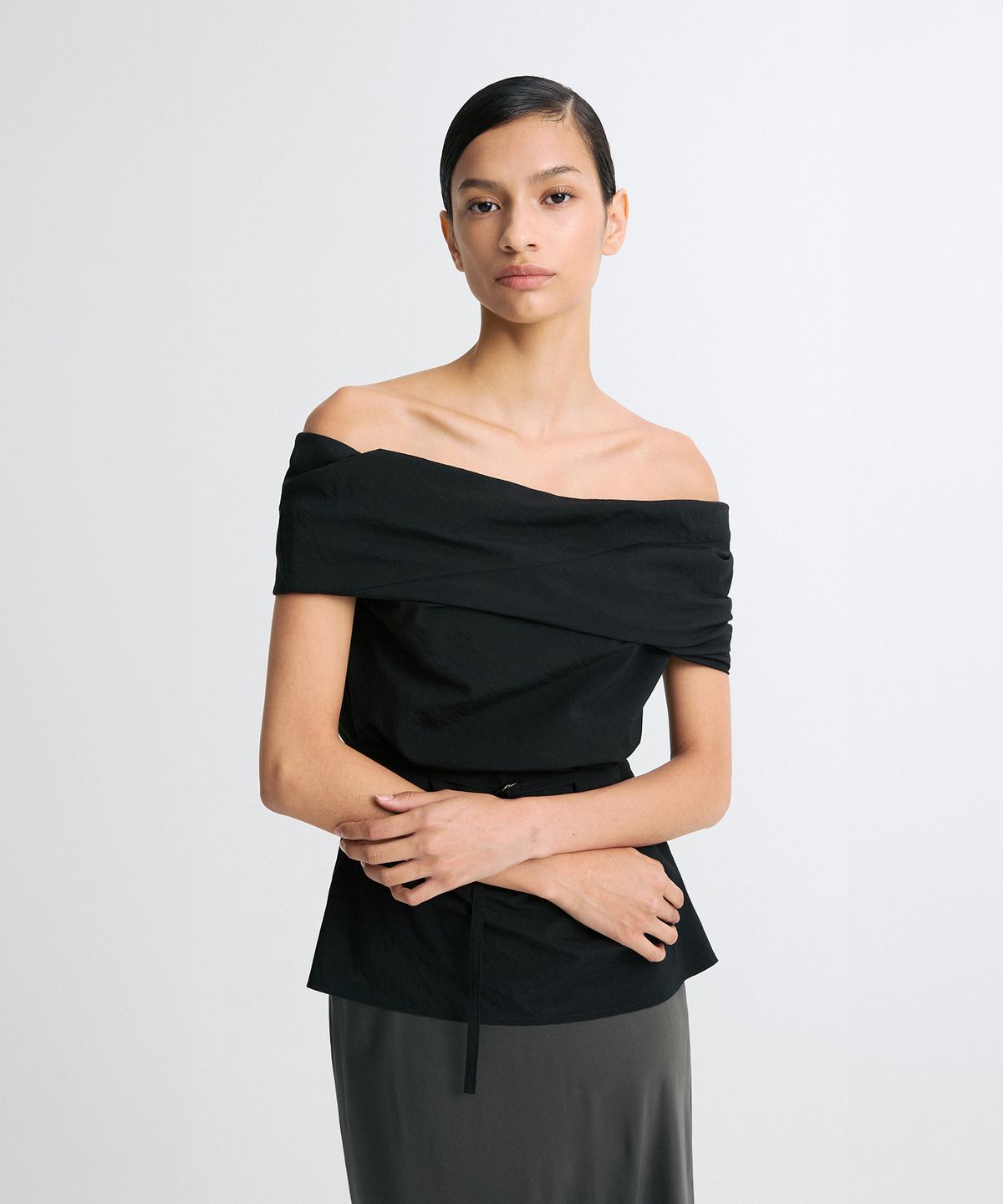리이(RE RHEE) OFF SHOULDER BELTED BLOUSE BLACK