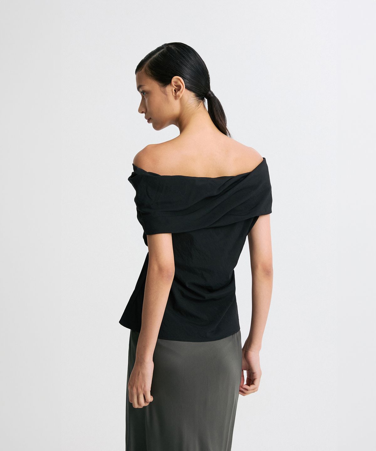리이(RE RHEE) OFF SHOULDER BELTED BLOUSE BLACK